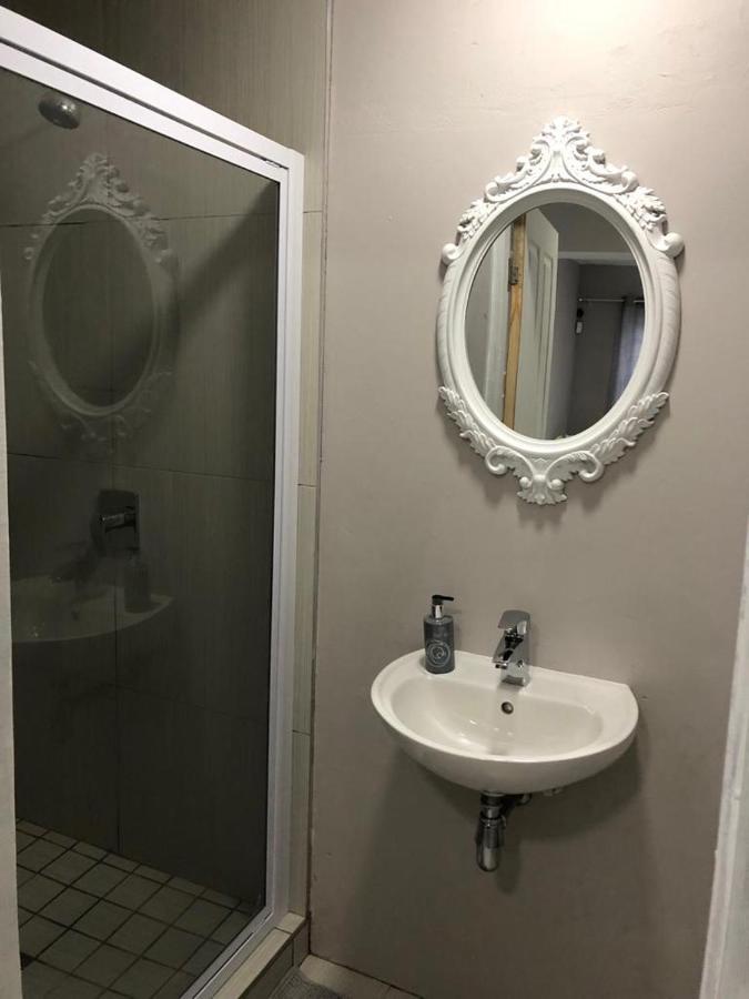 Second Best Accommodation Ист-Лондон Экстерьер фото