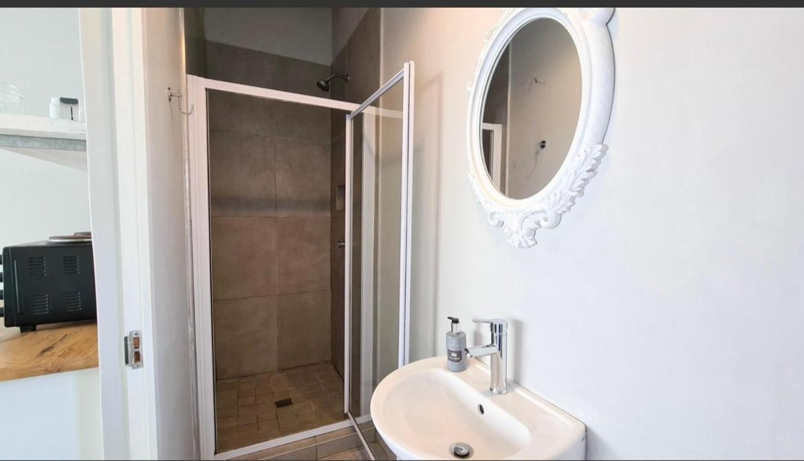 Second Best Accommodation Ист-Лондон Экстерьер фото